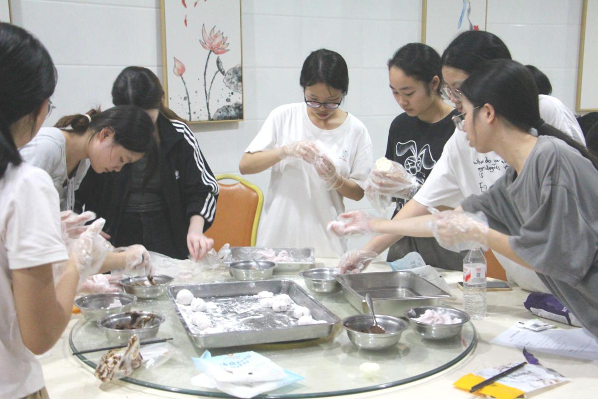 中秋月饼DIY活动学生照片.JPG