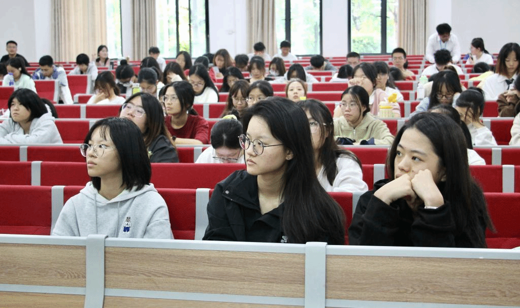 观众正在认真听讲座.png