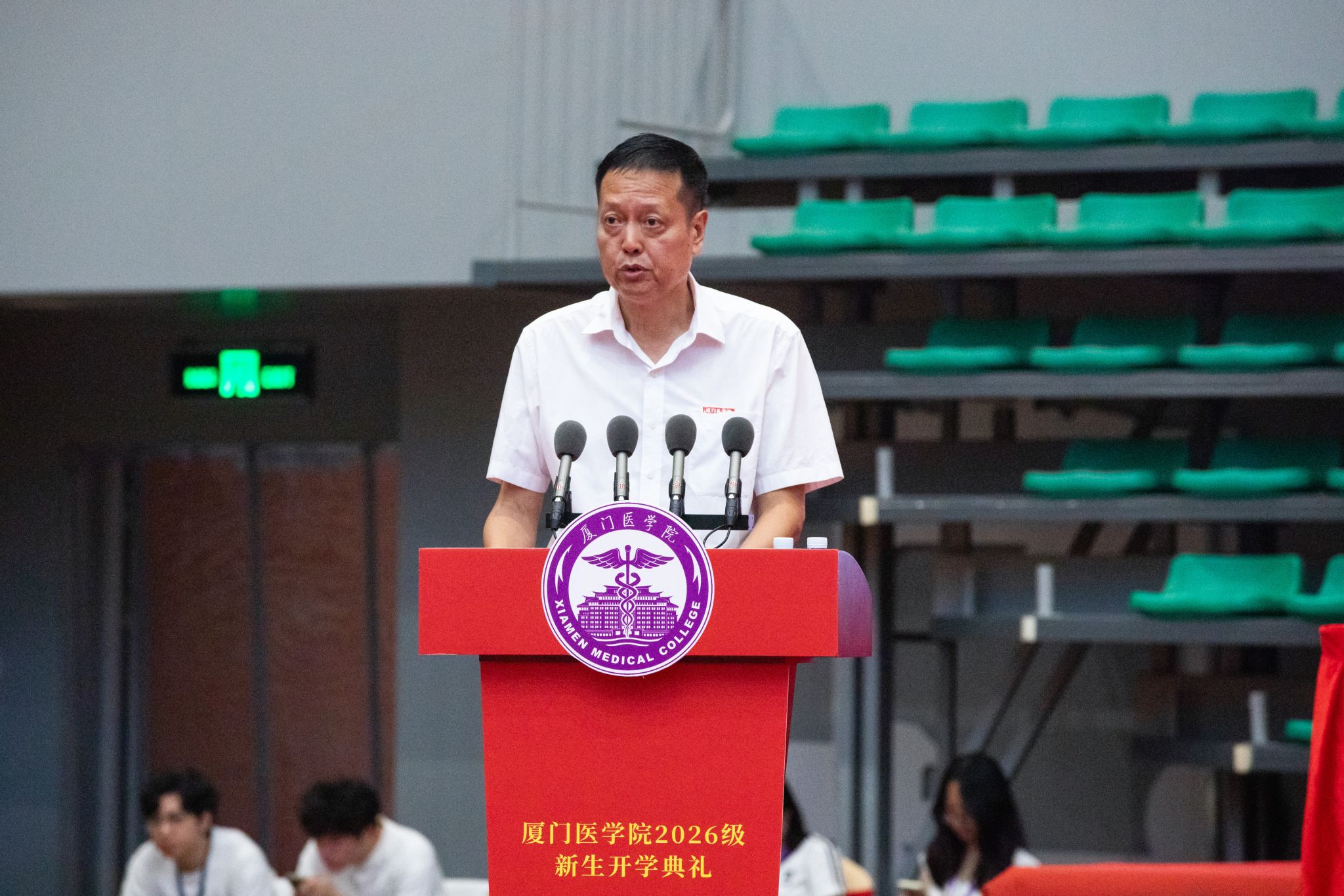 校党委林辉副书记主持.jpg