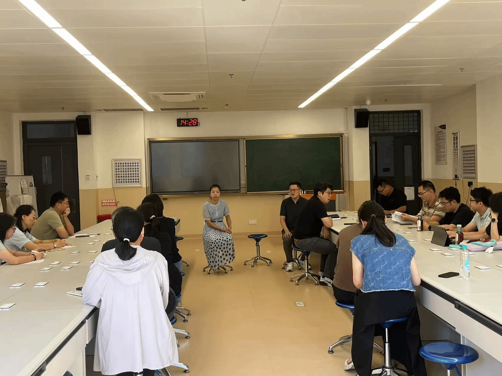 学院领导调研眼视光和化妆品科学与技术专业.png