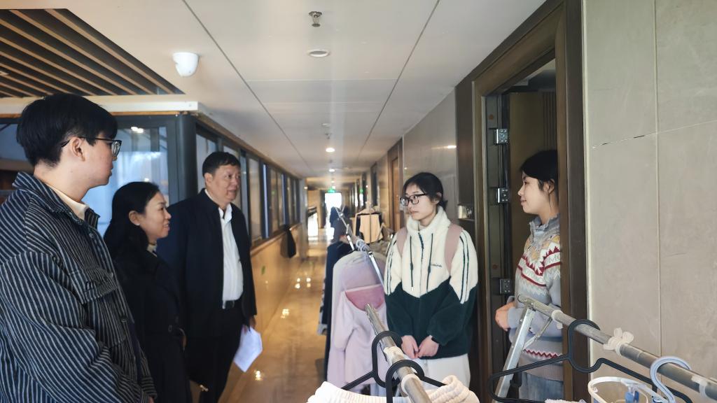 校党委林辉副书记带队看望实习生住宿情况.jpg