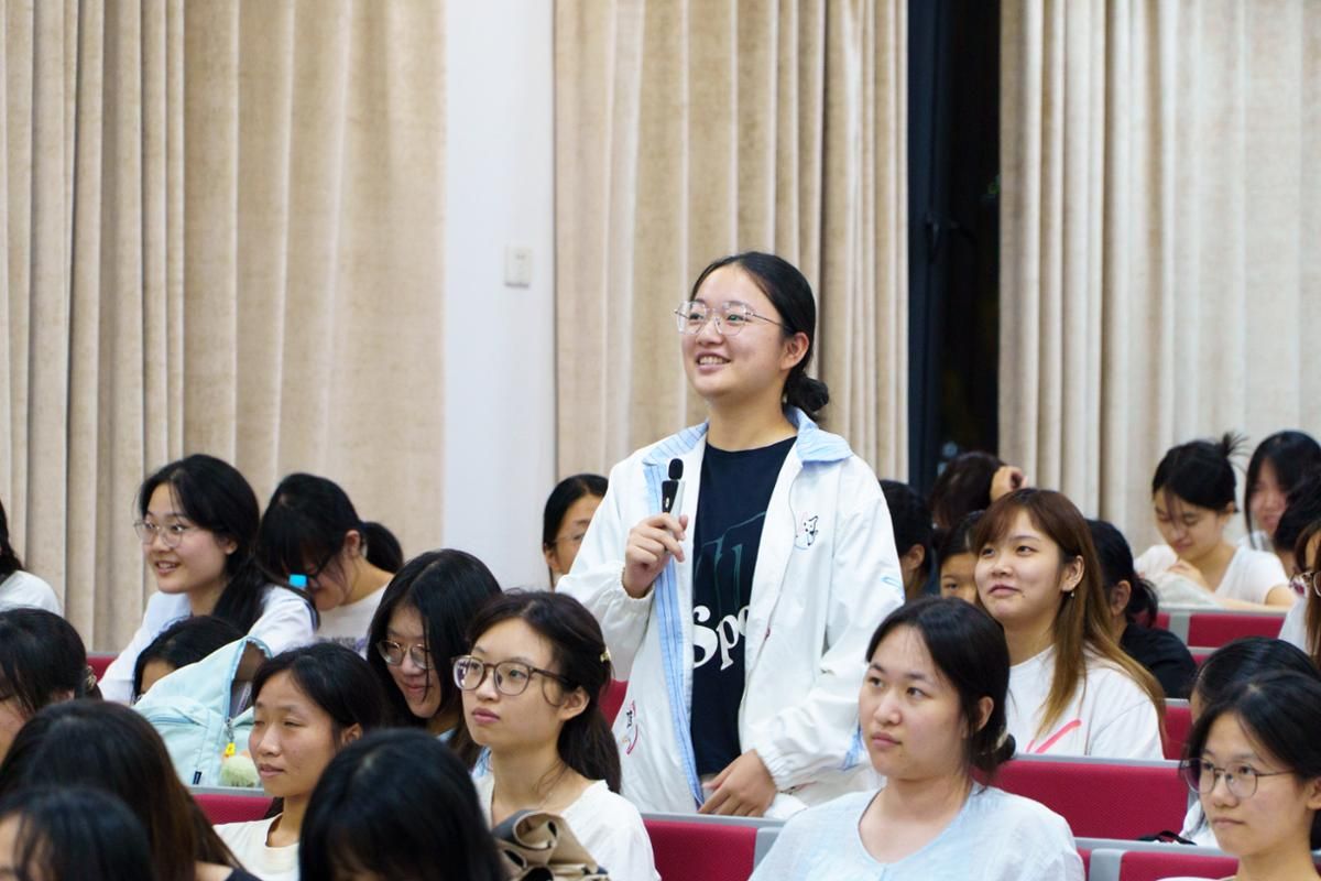 学生代表与专家交流互动.JPG
