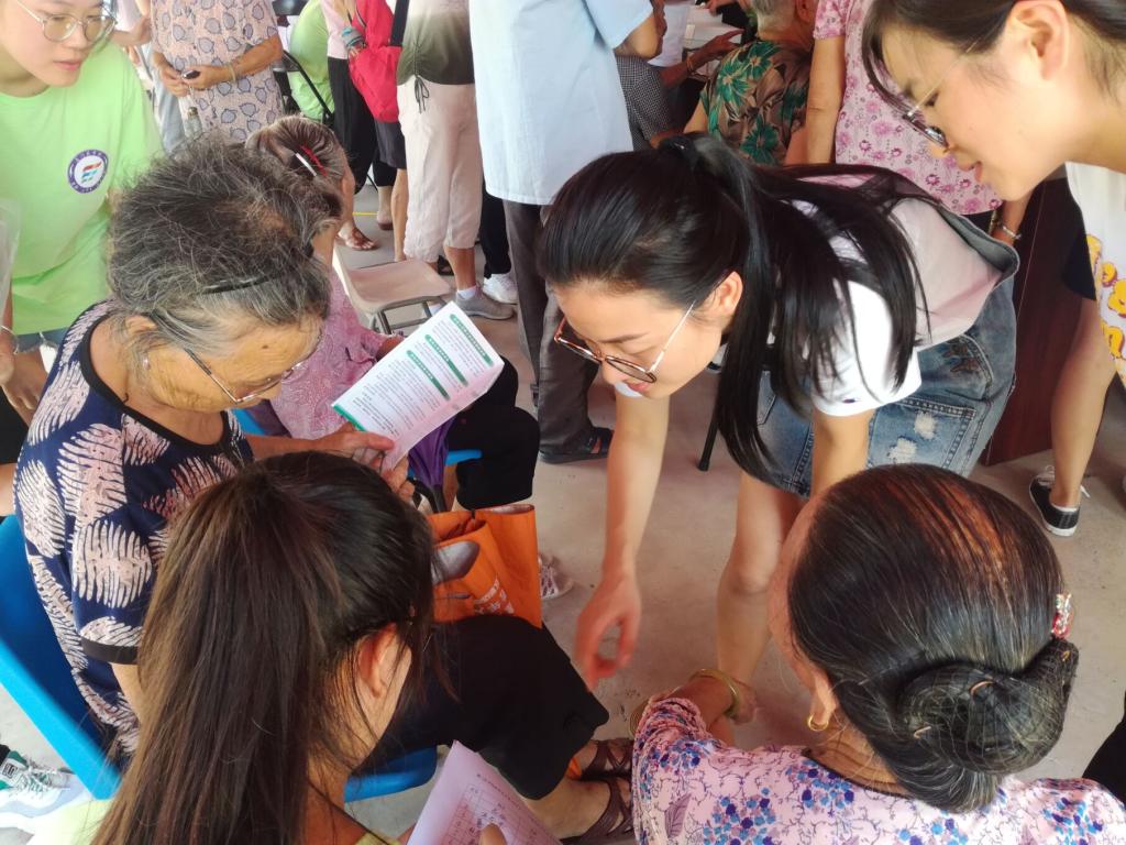 向当地老人传授爱眼护眼知识