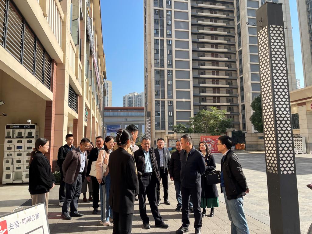 图1:林羽校长在基地进行调研.jpg