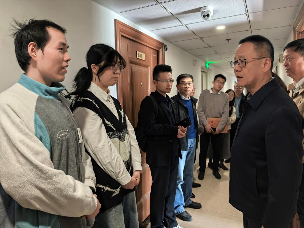 图3:林羽校长与学生亲切交谈.jpg