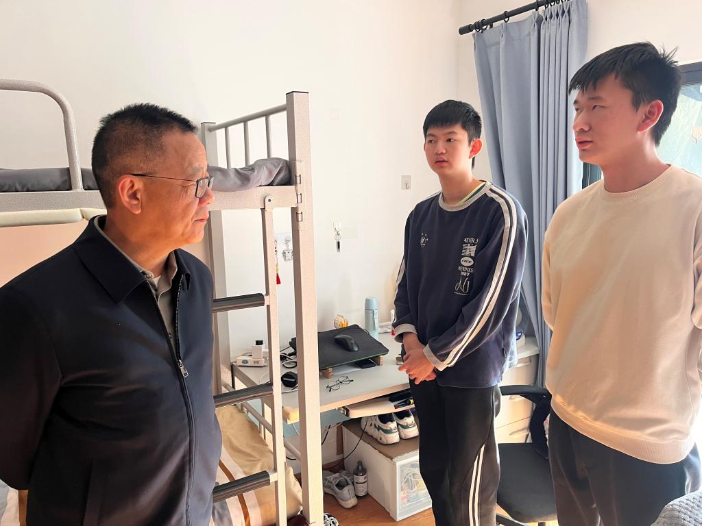 图2:林羽校长了解住宿情况.jpg