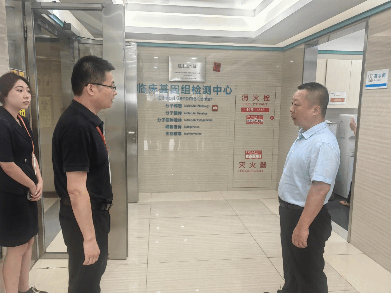 李黎明副校长参观临床基因组检测中心.png