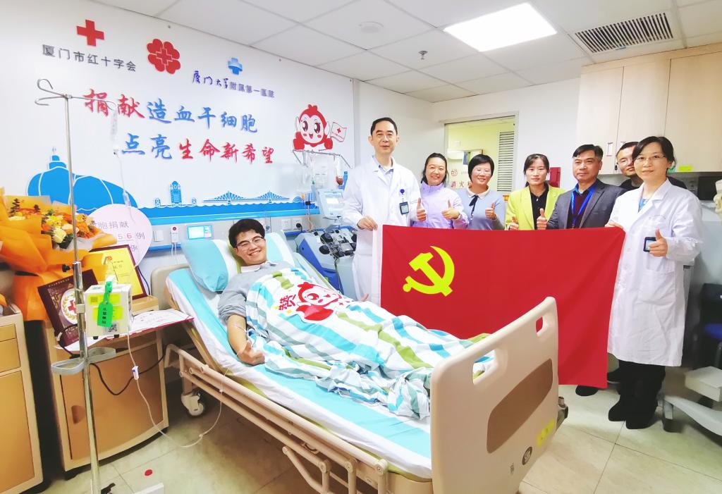 学生工作处、药学院负责人前往医院慰问郭林凯老师.jpg