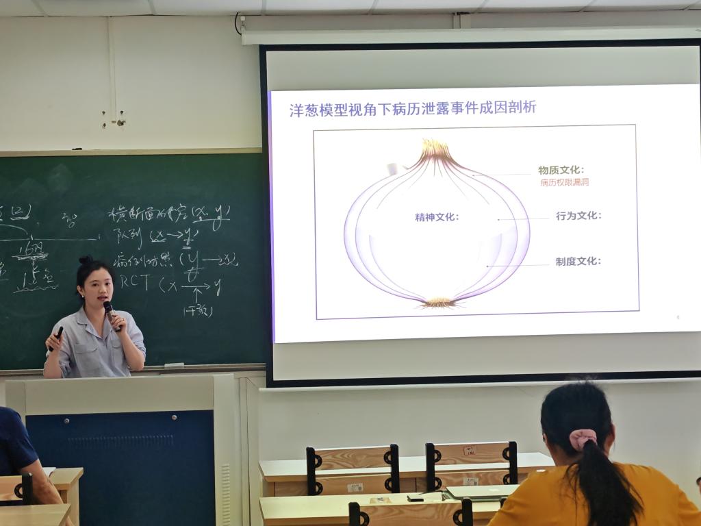 黄雅丽老师进行教学片段展示.jpg