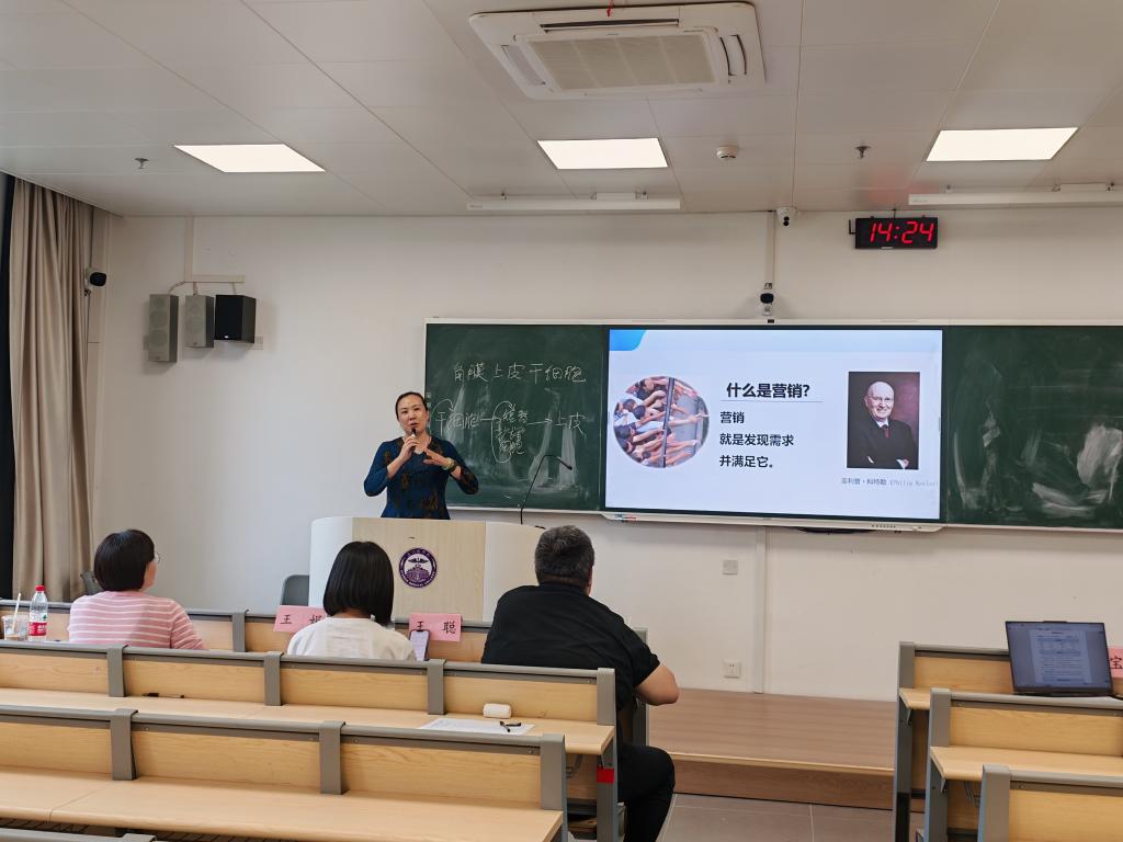 张颖伦老师进行片段教学现场演示.jpg