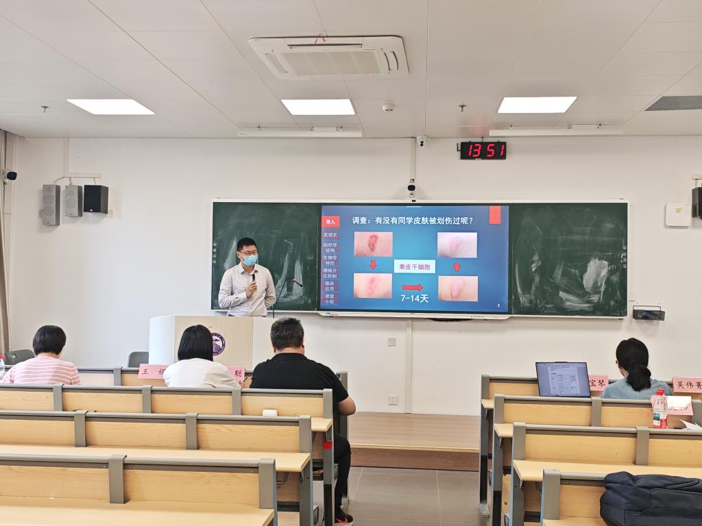 张兆强老师进行片段教学现场演示.jpg