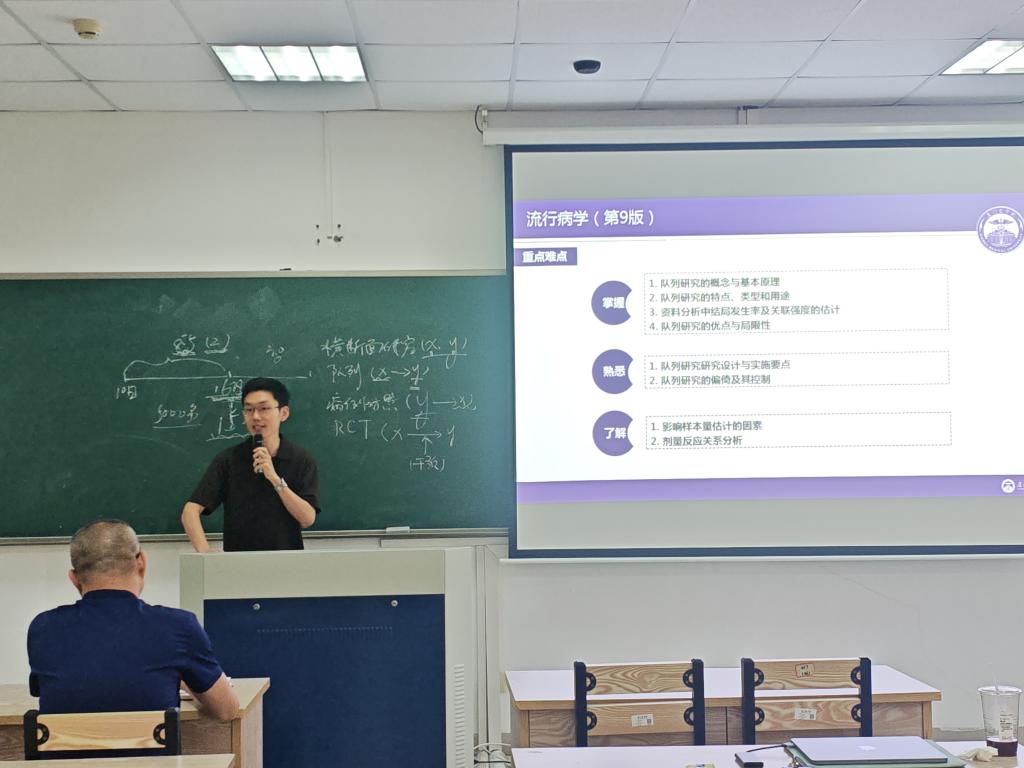 梁海旭老师进行教学片段展示.jpg