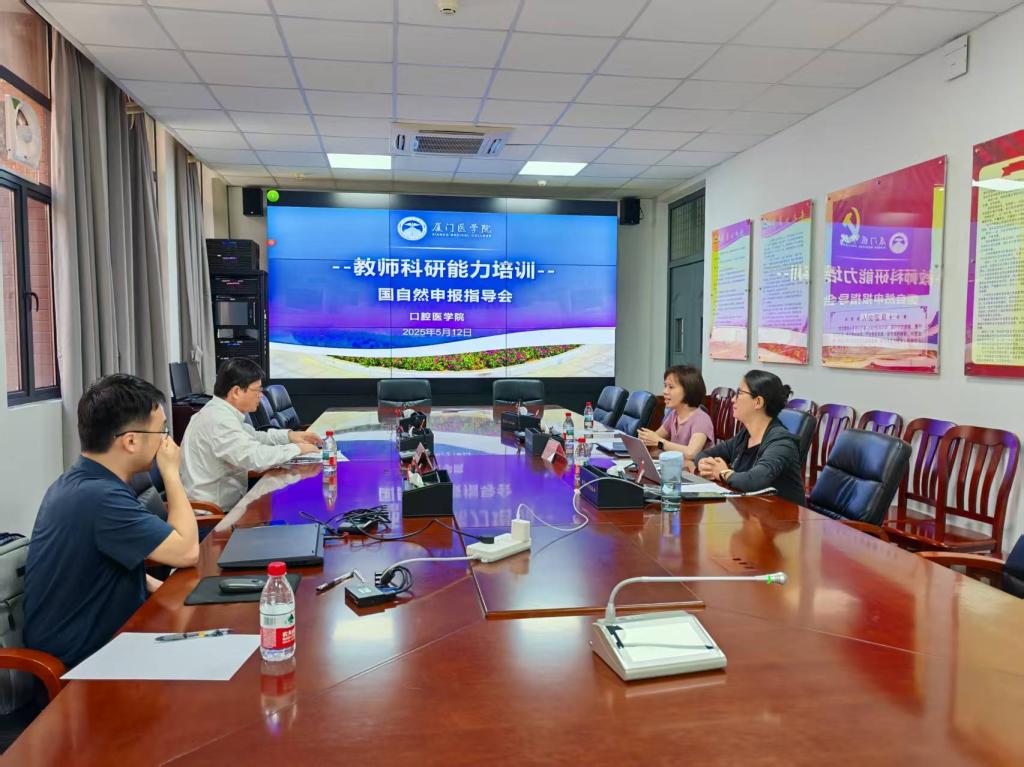 陈钟院长对肖殷教授的到来表示了热烈的欢迎和诚挚的感谢.jpg