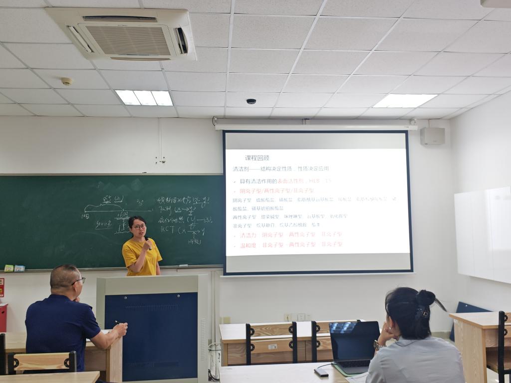 陈冬霞老师进行教学片段展示.jpg