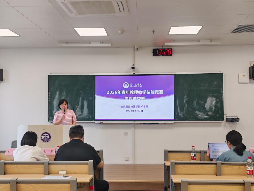 学院院长王娟主持活动并点评指导.jpg