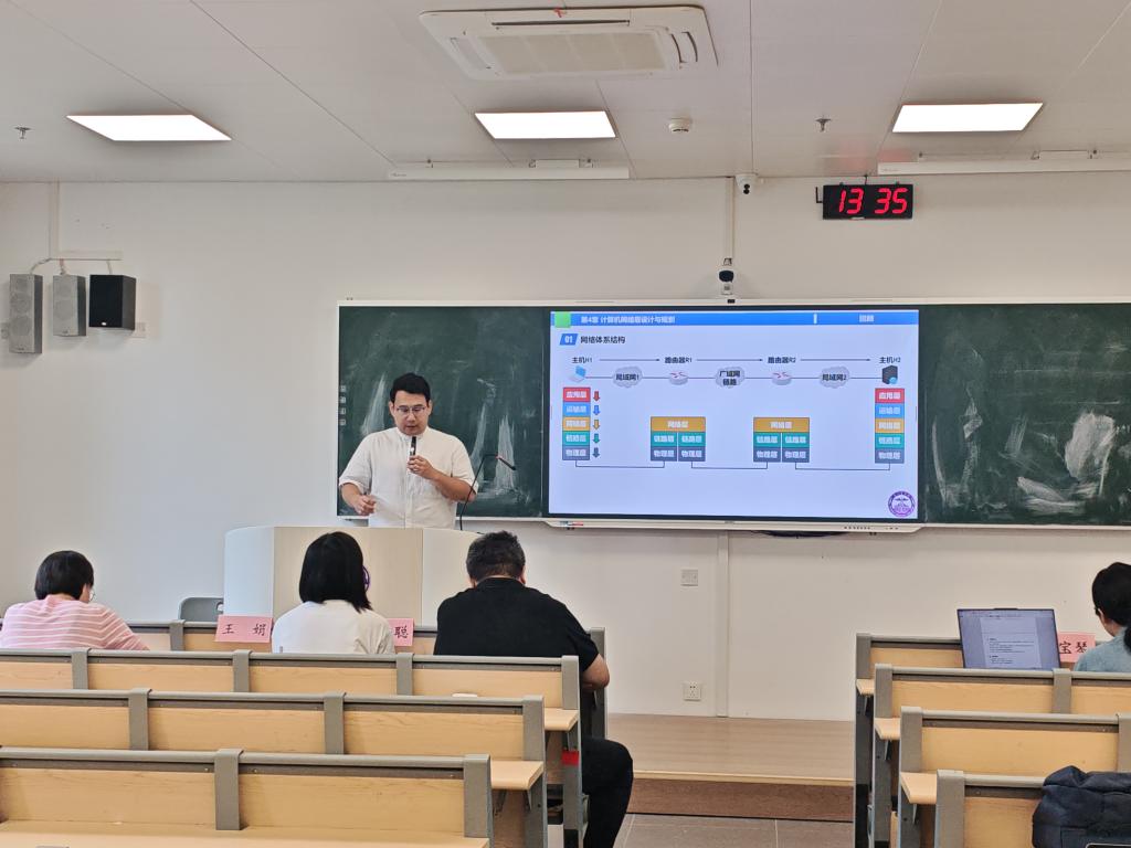 刘超老师进行片段教学现场演示.jpg