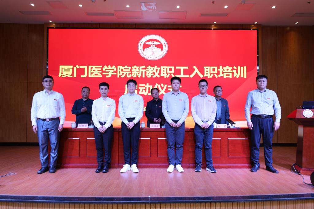 图5 与会校领导为教师代表佩戴校徽.jpg