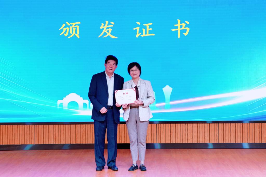 厦门市药学会李宏愿理事长为主任委员颁发证书.jpg